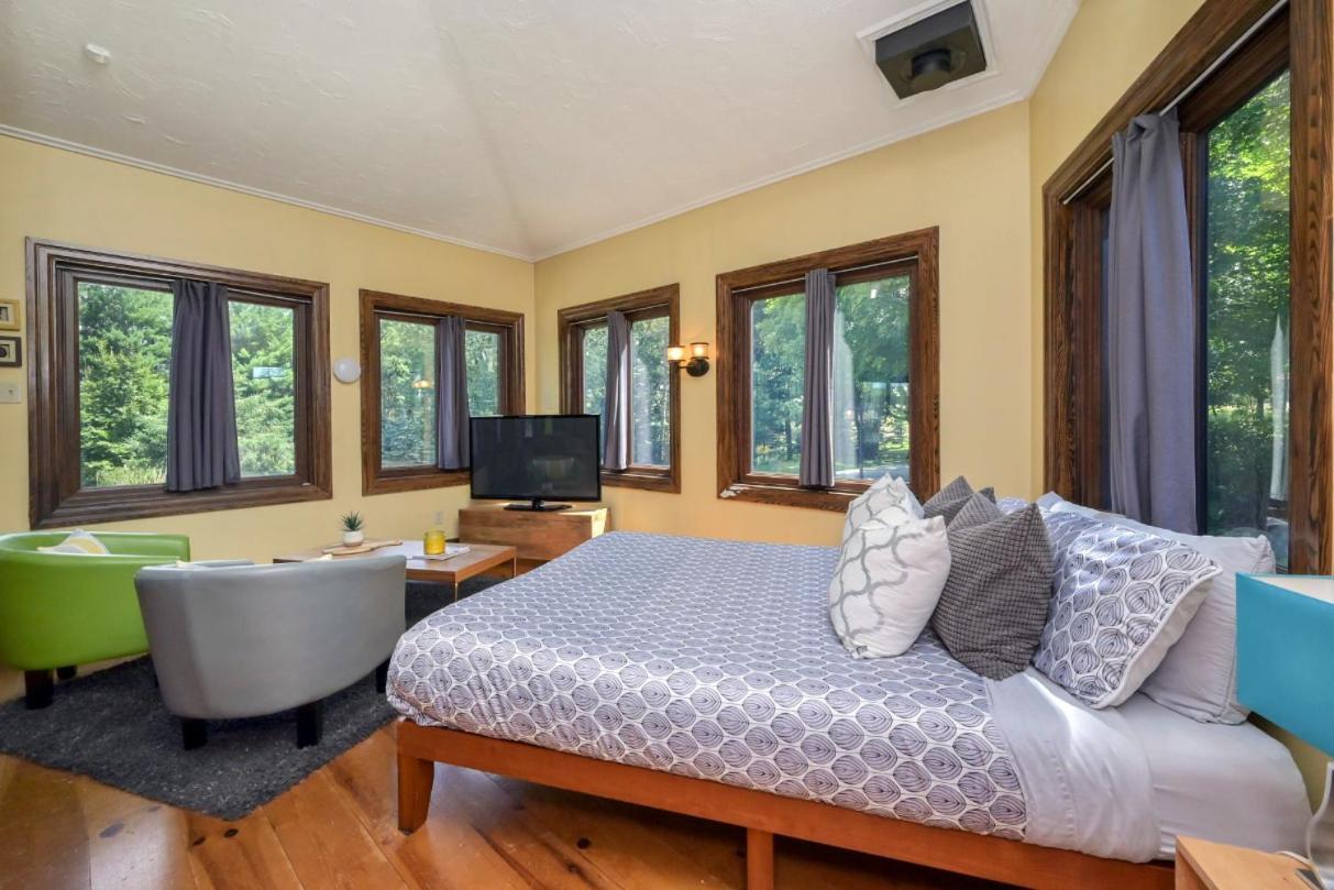 The Front Porch Room Of A 140-Year-Old Victorian House Orangeville Exterior photo